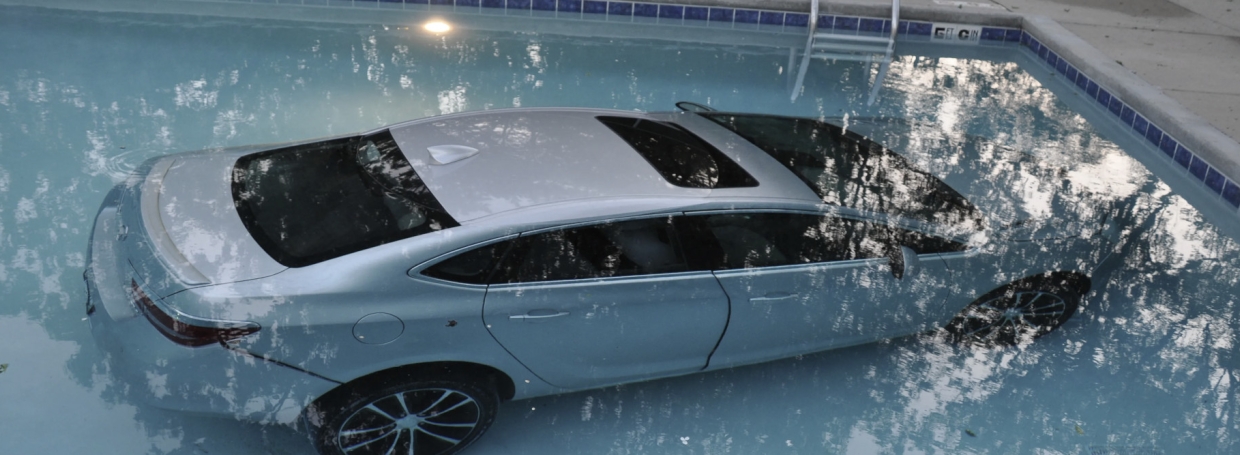 Auto in zwembad
